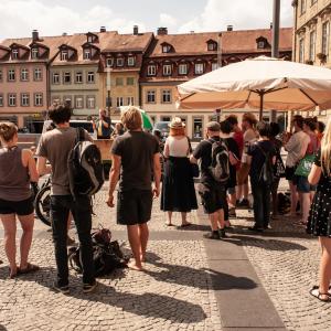 Bei Sonnenschein sich einsetzen für Kultur - heiß und wichtig! Kundgebung Kultur auf die Kaserne